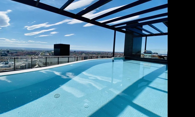 Hortaleza Apartamento | Charming Australis Tower - En urbanización de lujo, piscinas, parking, pádel