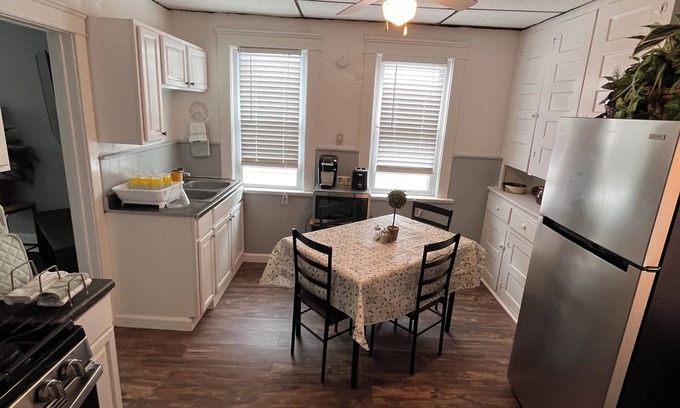 Erie Apartamento | Charming Bayfront Retreat: 2-Bedroom Getaway in Erie, PA