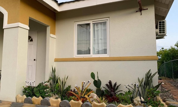 Arvonia Cama Y Desayuno | Charming bed & breakfast in lovely St. Elizabeth Parish with AC