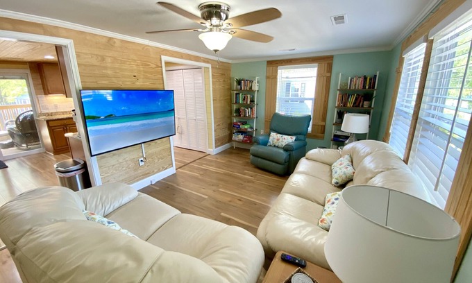 Tranquil Harbour Casa | Charming Beach Bungalow (9 min walk to beach)
