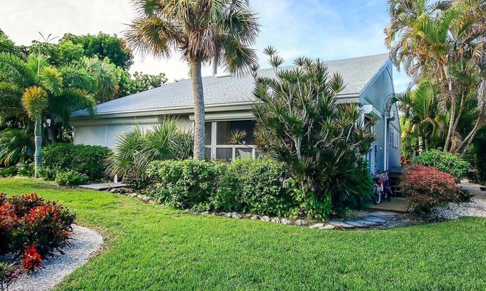 Sanibel Cabaña | Charming Beach Cottage. Walk to Beach, on Bike Path, Screened Porch, Heated Pool