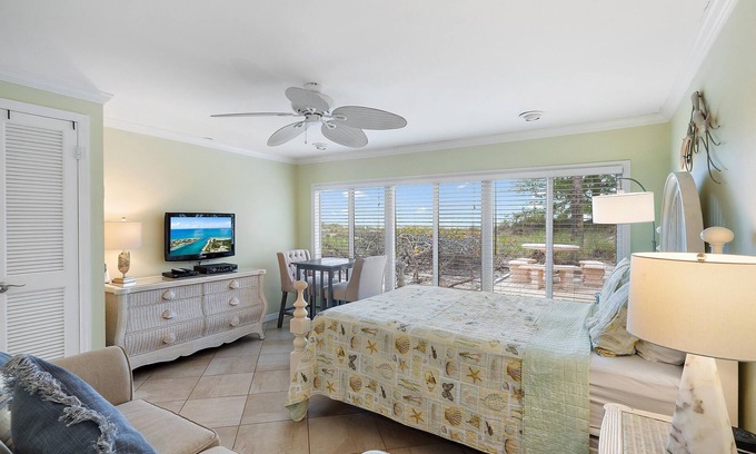 Longboat Key Apartamento | Charming Beach Front Studio Steps to the Sand and Gulf