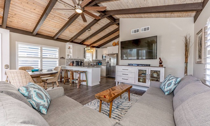 Jamaica Beach Casa | Charming beach house/ Canal living/Grills/kayaks!
