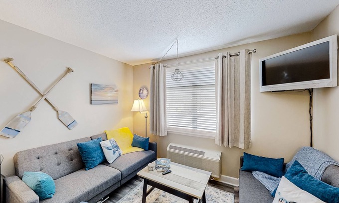 Litchfield by the Sea Apartamento | Charming beach-view studio with 2 oceanfront pools & kitchenette - walk to beach