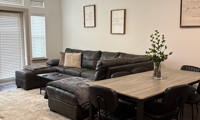 Farmers Branch Cama Y Desayuno | Charming bed & breakfast with Canalside view