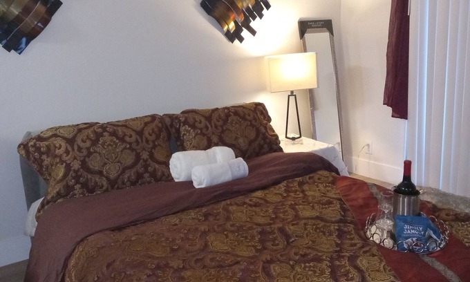 Simi Valley Cama Y Desayuno | Charming bed & breakfast in delightful Simi Valley with WiFi, fitness room.