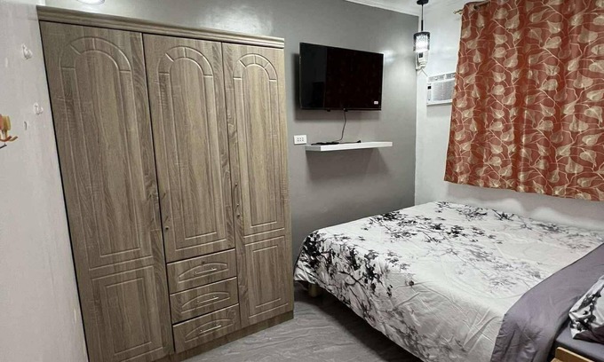 Compostela Cama Y Desayuno | Charming Bed & Breakfast Room #3 with WiFi, Netflix and AC in Superb Compostela