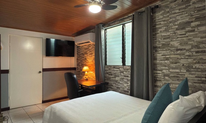 Agonia Cama Y Desayuno | Charming bed & breakfast in lovely Alajuela with AC. 15 minutes near airport