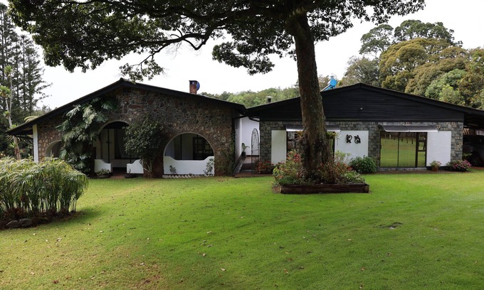 Mutare Cama Y Desayuno | Charming bed & breakfast with WiFi and AC in soothing Vumba Room #1