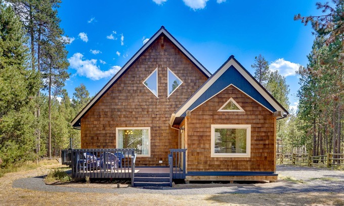 Oregon Water Wonderland Cabina | Charming Bend Cabin w/ Private Hot Tub & Fire Pit!