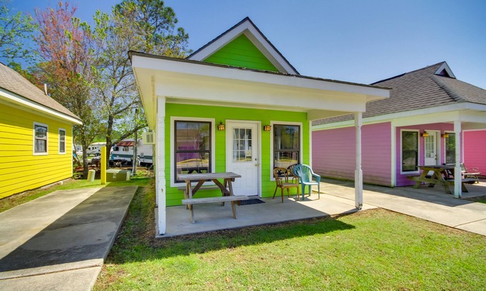 Biloxi Apartamento | Charming Biloxi Studio w/ Community Pool & Lake!