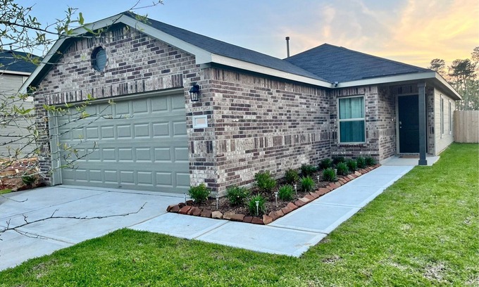 Conroe Casa | Charming Brand New 3BD house with stunning wooded views,Fiber optics,fenced yard