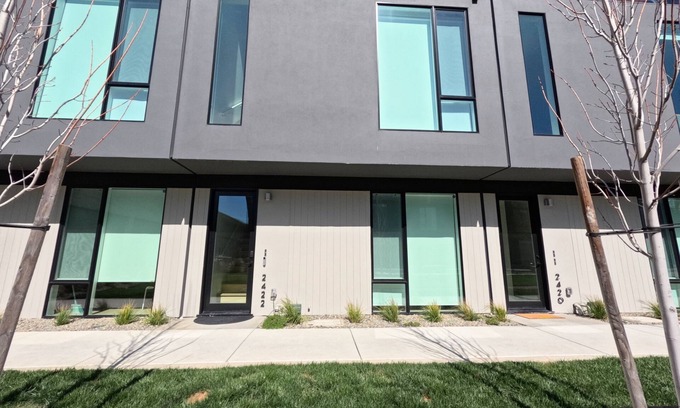 Land Park Apartamento | Charming brand new studio close to downtown with WiFi, AC.