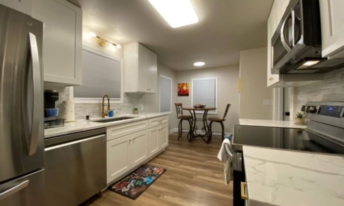 Logan Casa | 🌳Charming Brick Home 🌳 with bonus space & fenced yard for pets