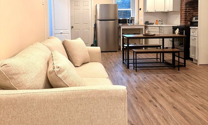 Bayonne Casa | Charming Brick Row House close to NYC