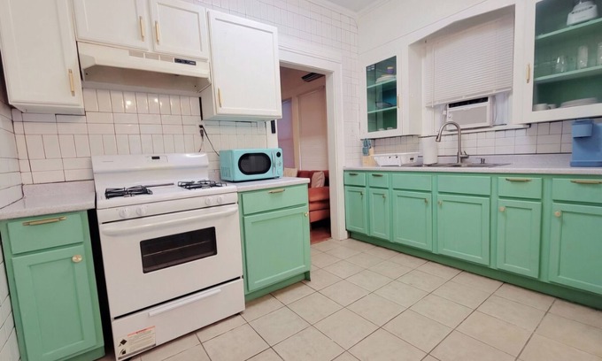 Alta Vista Casa | Charming bungalow in DowntownSan Antonio. Covered Carport! Laundry! Private Yard