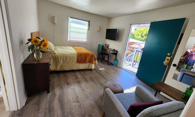 Broadmoor District Casa | Charming bungalow in San Leandro w/WiFi, near BART, downtown, hospitals & more!