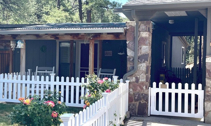 Oak Knoll Village Casa | Charming bungalow in peaceful Prescott National Forest with AC