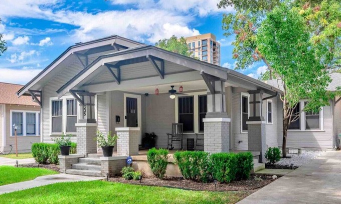 Mahncke Park Casa | Charming Bungalow Near Riverwalk, Zoo & The Pearl
