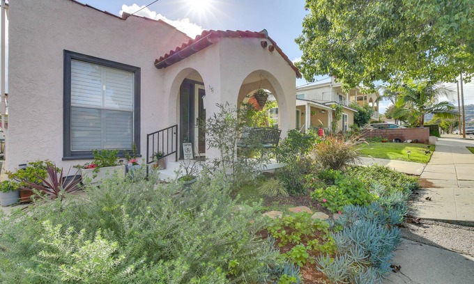 Northwest San Pedro Cabaña | Charming Bungalow Near LA Waterfront & Beaches