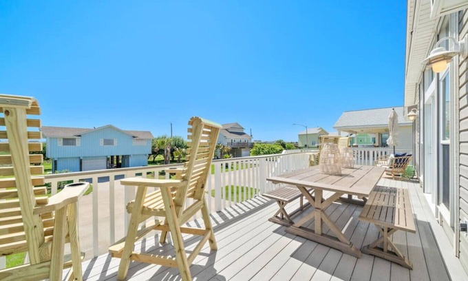 Isla Del Sol Casa | Charming Bungalow Steps from the Beach w/ Fire Pit