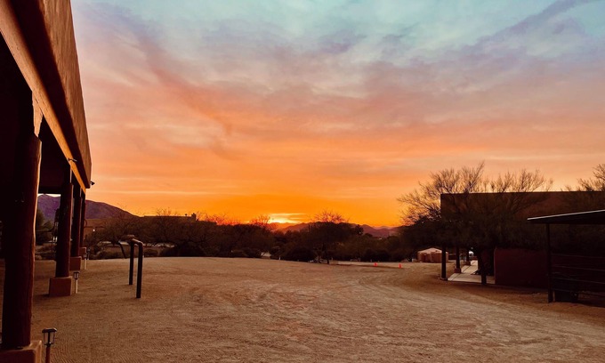 Carefree Apartamento | Charming Bunkhouse Studio on a quiet western Ranch in a Cave Creek neighborhood.