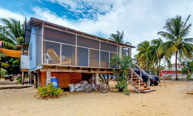 Placencia Cabina | Encantadora cabaña con gran porche y hamaca, cerca de la playa.