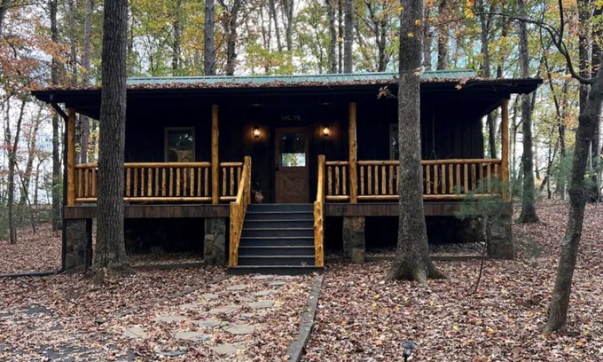State Road Cabina | Charming cabin in State Road with WiFi, AC, and big window to watch wildlife.