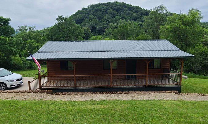 Ferryville Cabina | Charming Cabin in the Woods and Near the Mississippi