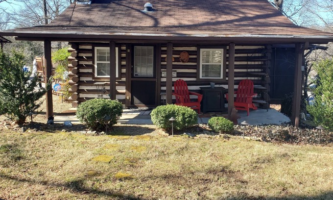 Beverly Hills Cabina | Charming Cabin in the heart of Asheville. Dogs considered!