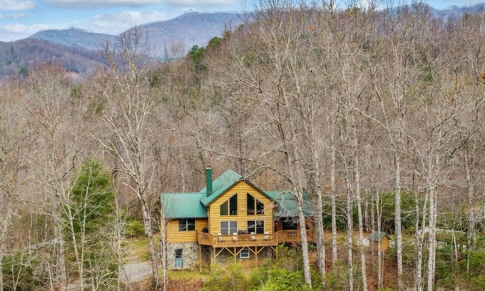 Lake Toxaway Cabina | Charming cabin in beautiful Lake Toxaway land of the waterfalls & trails!