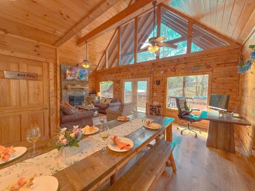Pigeon Forge Chalet De Esquí | Charming Cabin, Seasonal Decor & Pool, 3min to Pkwy, Grill, GameRoom, Wifi & Workstation, Sleeps 14