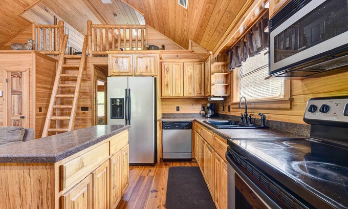 Charlton County Cabina | Charming Cabin w/ Decks & Fire Pit - Walk to River