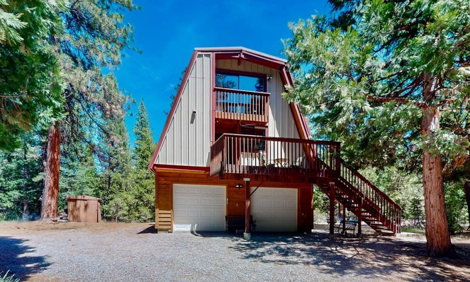 Blairsden-Graeagle Cabina | Charming Cabin with Deck and Yard Games and Mountain Views