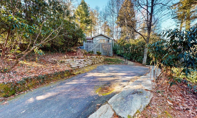 Mirror Lake Cabina | Charming cabin with private deck, fireplace, central AC, & private W/D
