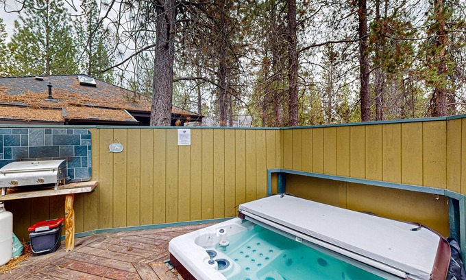 Sunriver Casa | Charming cabin with SHARC amenity passes, WiFi, streaming, private hot-tub