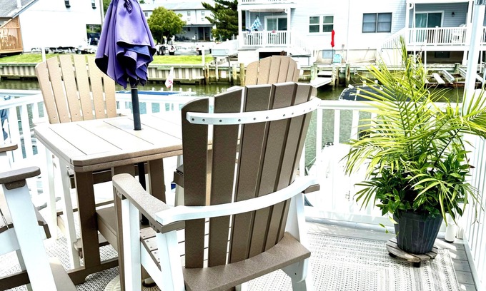 Midtown Ocean City Casa | Charming Canal Water View Townhome with Outdoor Pool, WiFi & AC in Ocean City