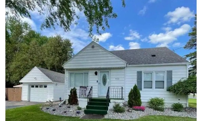 Galeville Casa | Charming cape cod close to it all!