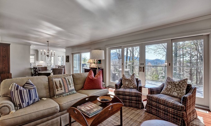 Cashiers Casa | Charming Cashiers Cottage with View of Chimney Rock Adjoining High Hampton