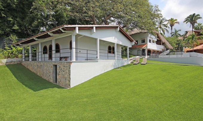 North End Casa | Charming casita. Private, secure with pickle ball and basketball half-court.