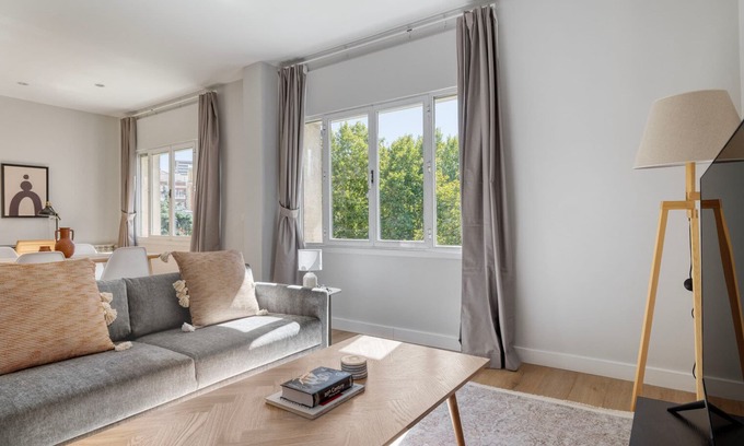 Castellana Apartamento | Charming Castellana 2BR w/ Doorman, nr Museum, by Blueground