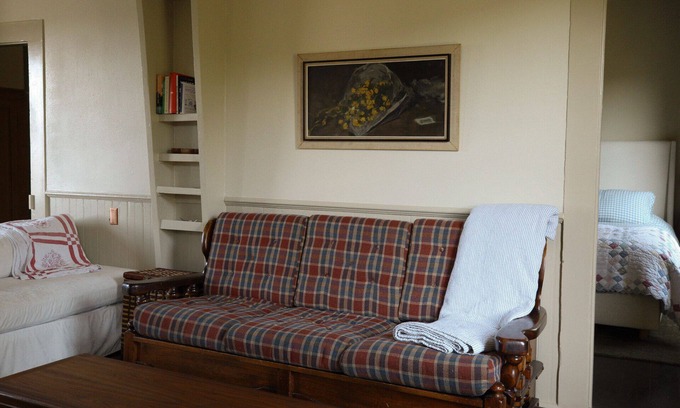 Albion Cabaña | Charming centrally-located 3-bedroom cottage on the coast with Albion river view