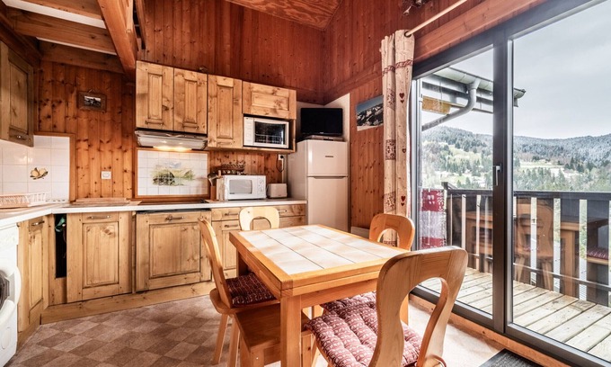 Les Gets Chalet De Esquí | Chalet acogedor con vistas panorámicas, capacidad para 6 personas, ubicación tranquila, admite mascotas