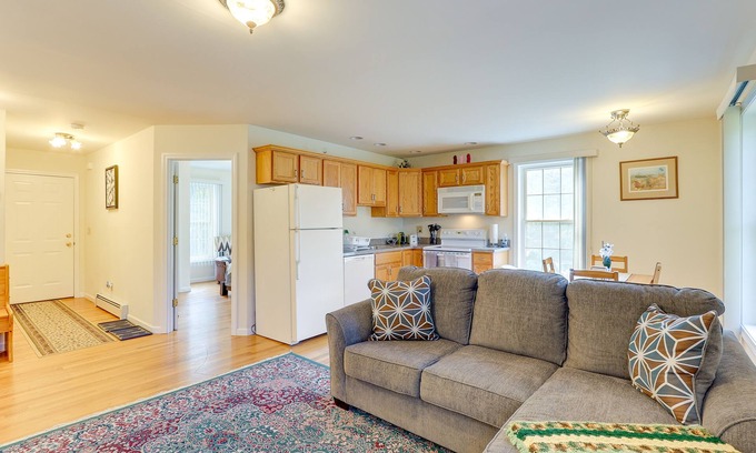 Chester Center Apartamento | Charming Chester Apartment: Steps to Main Street!