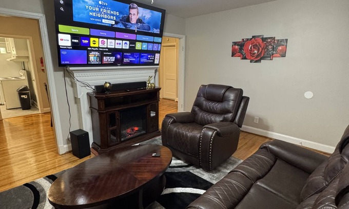 Greensboro Casa | Charming clean 3 bedroom house, big bedrooms with king beds in Greensboro