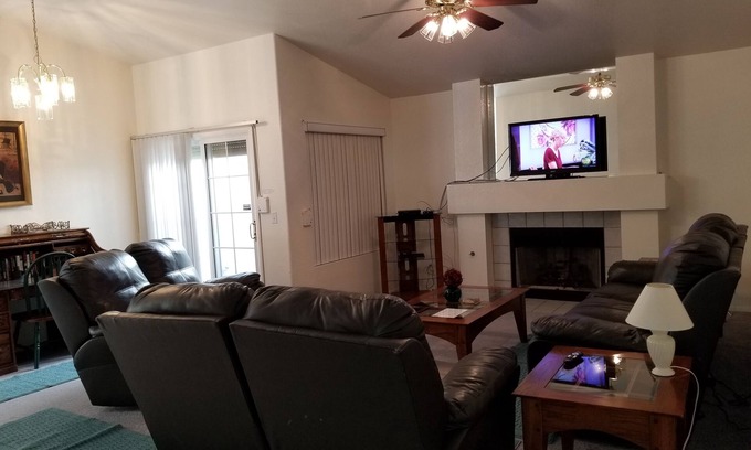 Summerlin Casa | , Limpio, asequible 1-historia encantadora, Cerca de Gaza, Golf, Parques, 2 meses + $ 95 la noche
