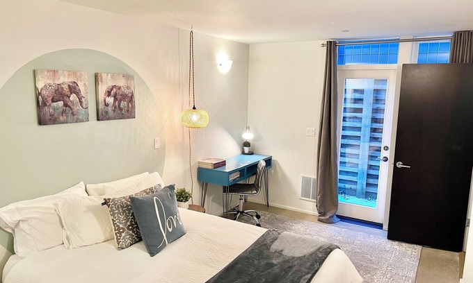 King Apartamento | Charming, close-in 2-bedroom modern apartment in Hip Portland Neighborhood.