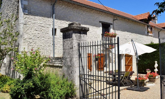 La Tour-Saint-Gelin Cabaña | Casa rural acogedora con patio cerrado, WiFi y equipamiento para bebés