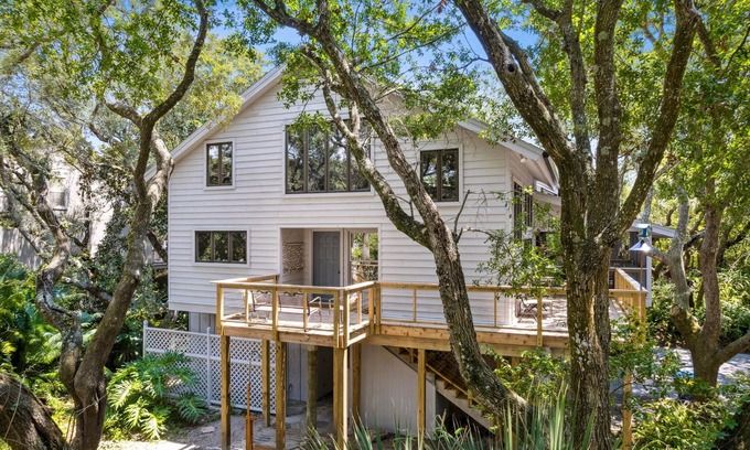 Fernandina Beach Casa | Charming Coastal Retreat sleeps up to 9