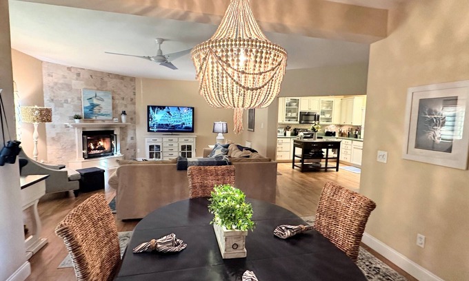 Coronado Condominio | NUEVO - CONDOMINIO COSTERO CON ENCANTO EN EL CORAZÓN DEL PUEBLO - ¡CAMINA POR TODAS PARTES!